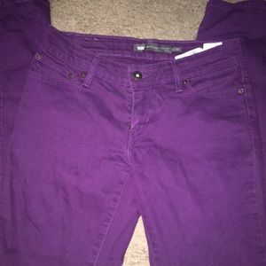 Demi Curve, Modern Rise, Purple Skinny Levi’s